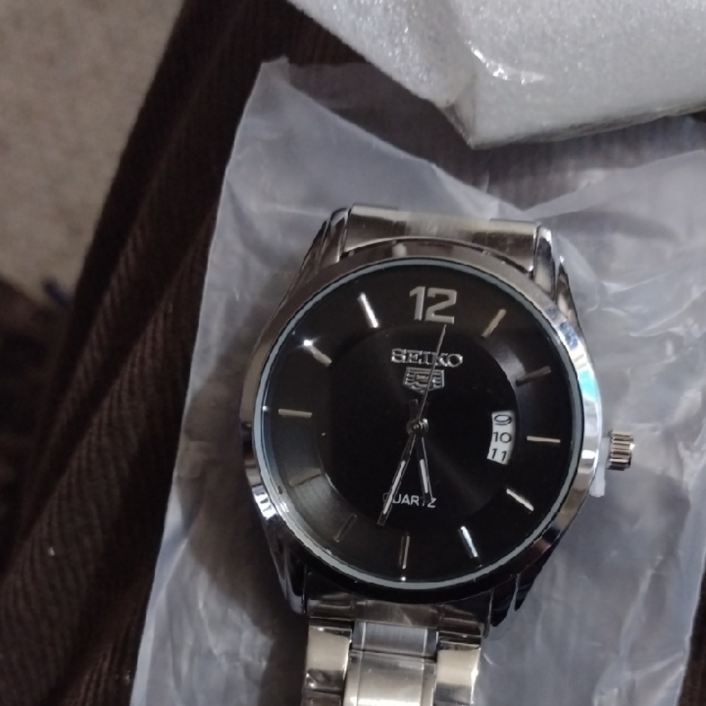 Seiko Silver/Black Watch New-Quartz
